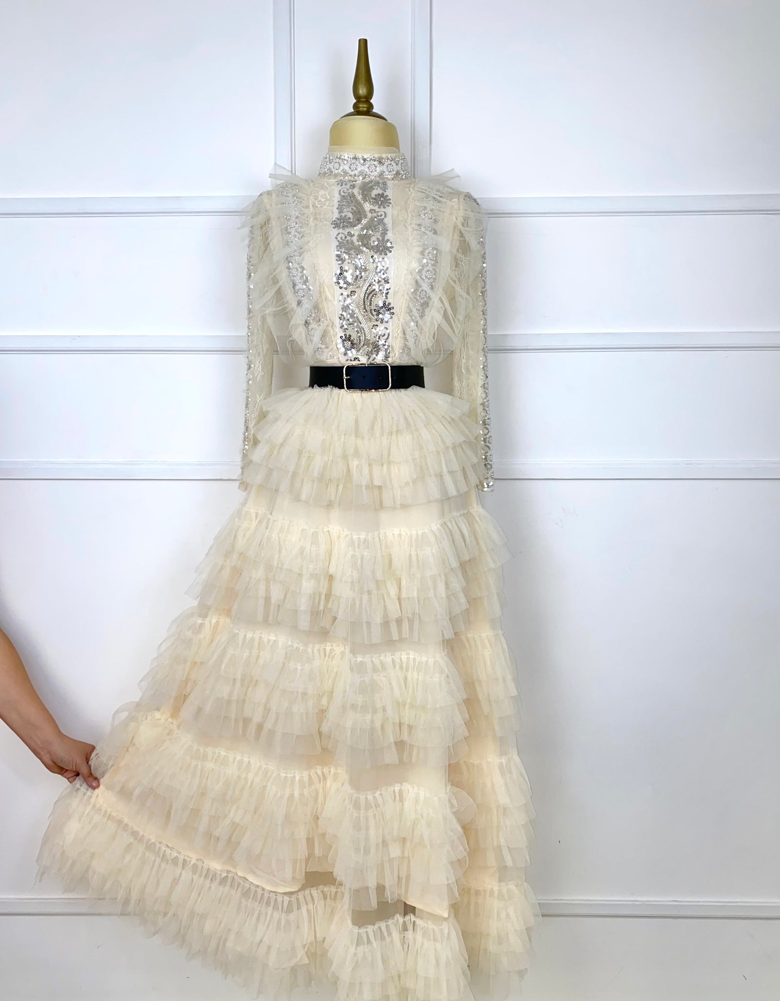 Vestido largo beige de tul con pedrería