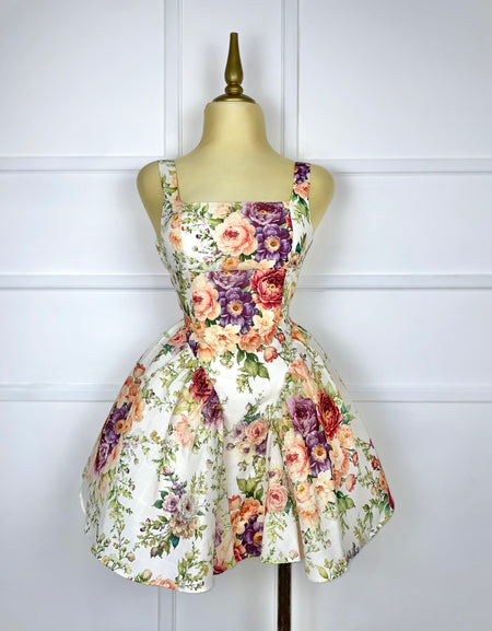 Vestido corto con estampado de flores