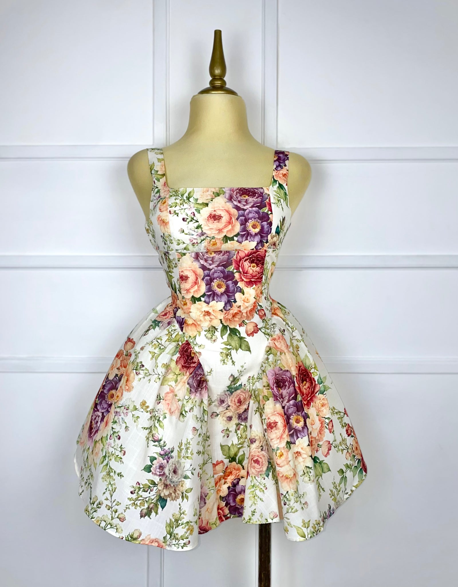 Vestido corto con estampado de flores