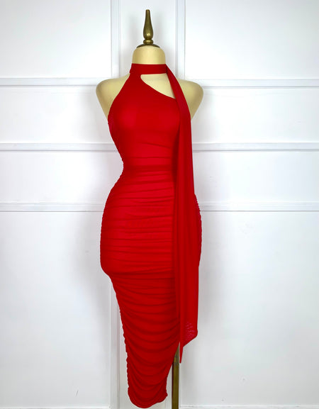 Vestido rojo drapeado con olán