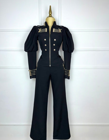 Traje negro con aplicaciones doradas