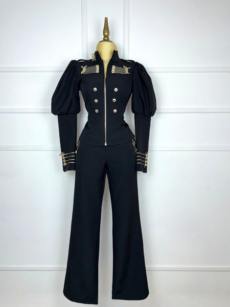 Traje negro con aplicaciones doradas