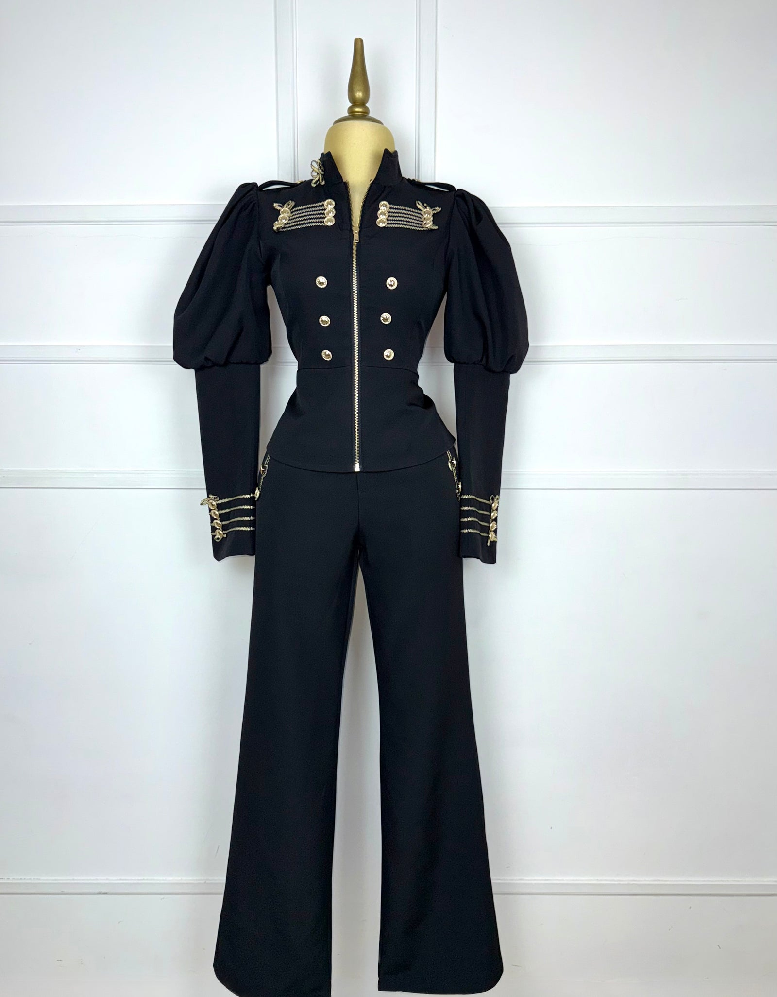 Traje negro con aplicaciones doradas