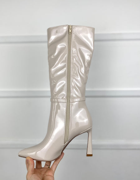 Botas charol color hueso con hebilla dorada