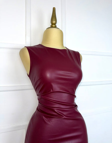 Vestido midi vinipiel con drapeado