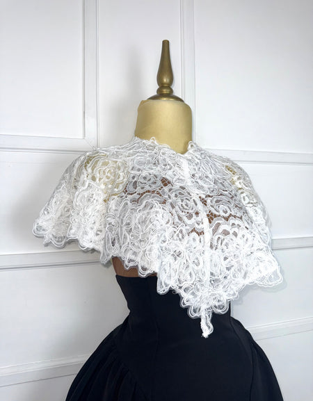 Vestido negro con encaje blanco