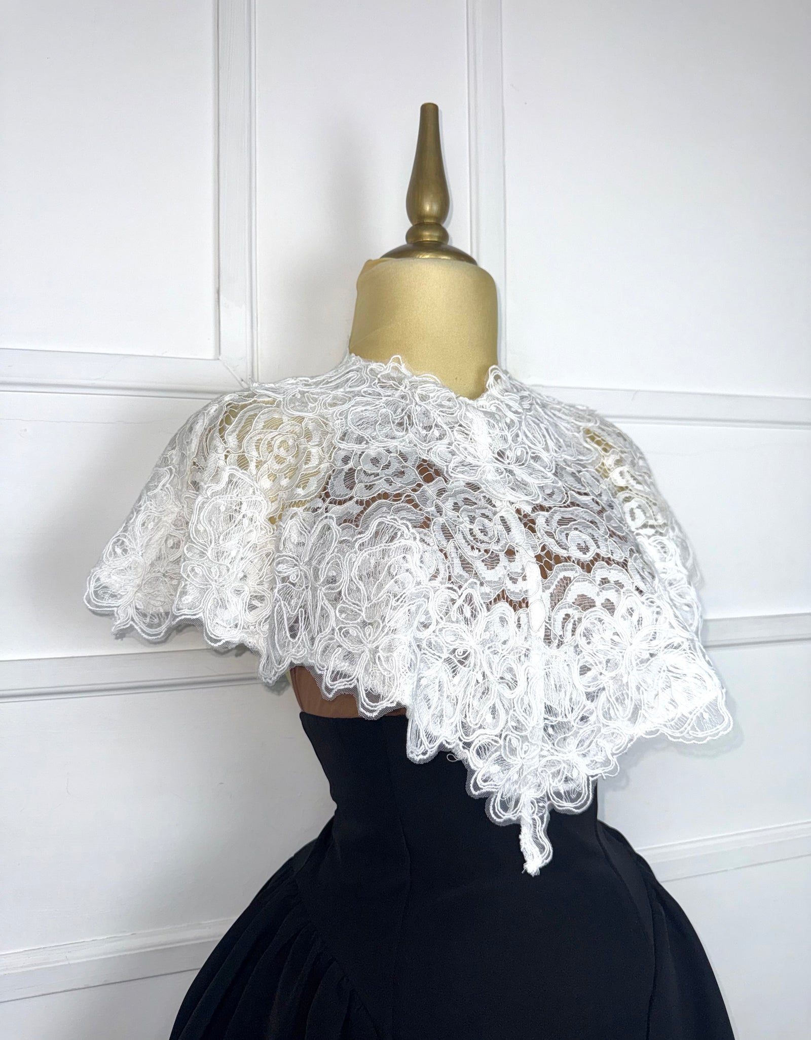 Vestido negro con encaje blanco