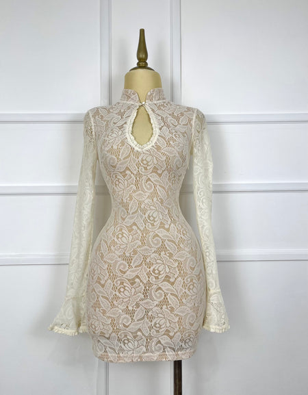 Vestido beige corto de encaje