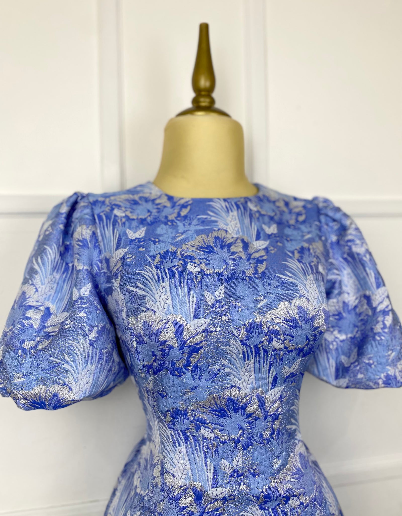 Vestido corto azul brocado estampado