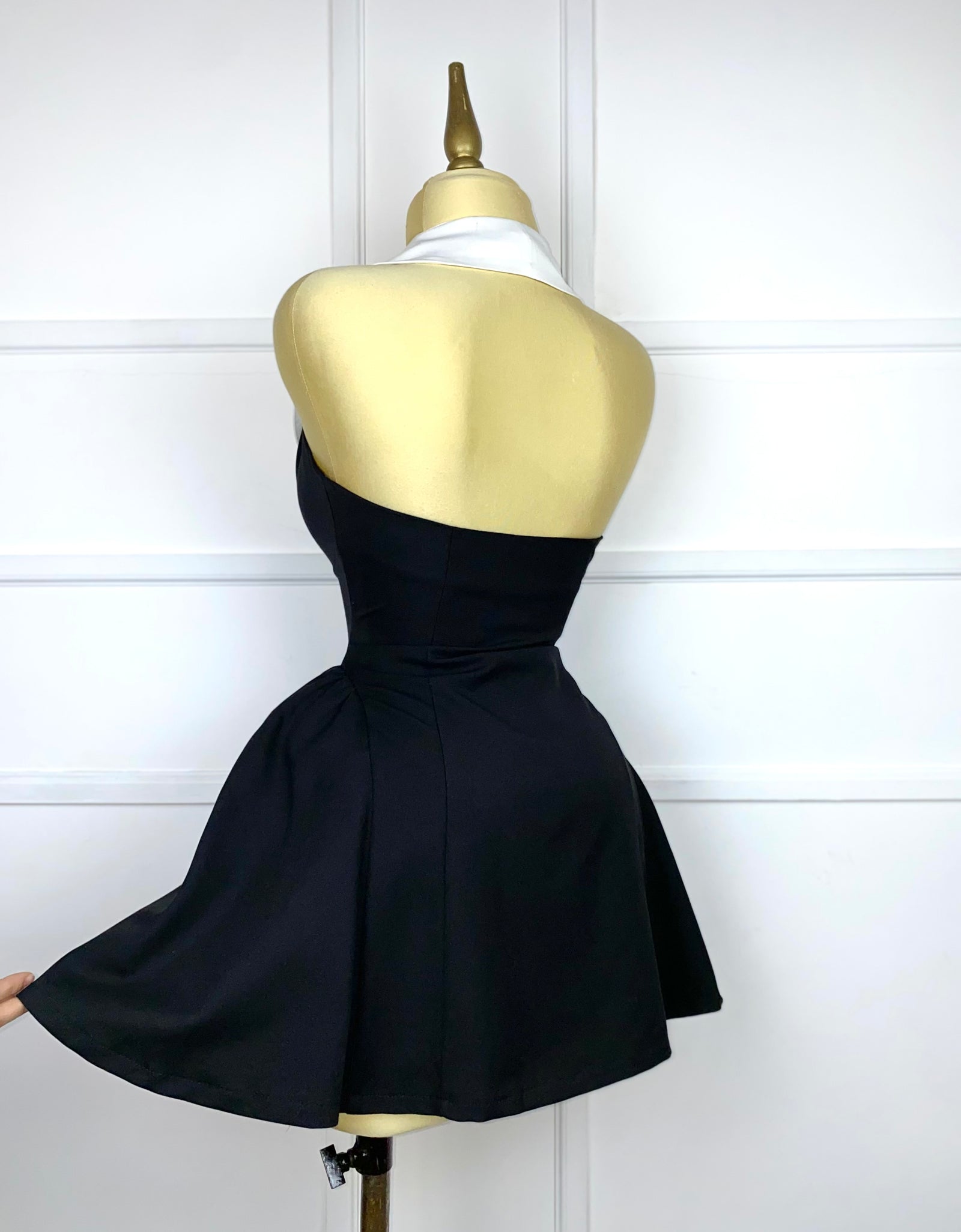 Vestido negro con botones blancos