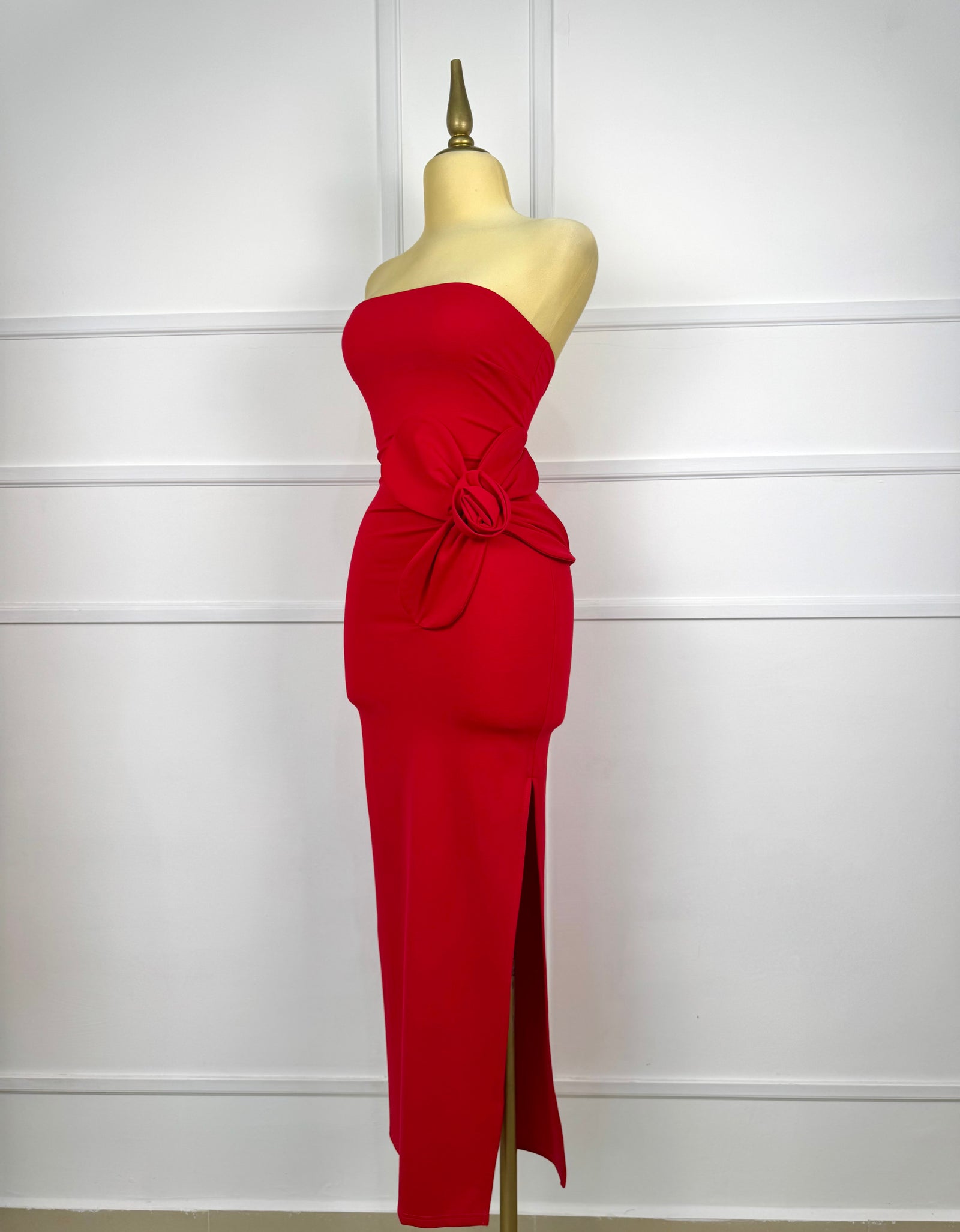 Vestido rojo strapless con flor