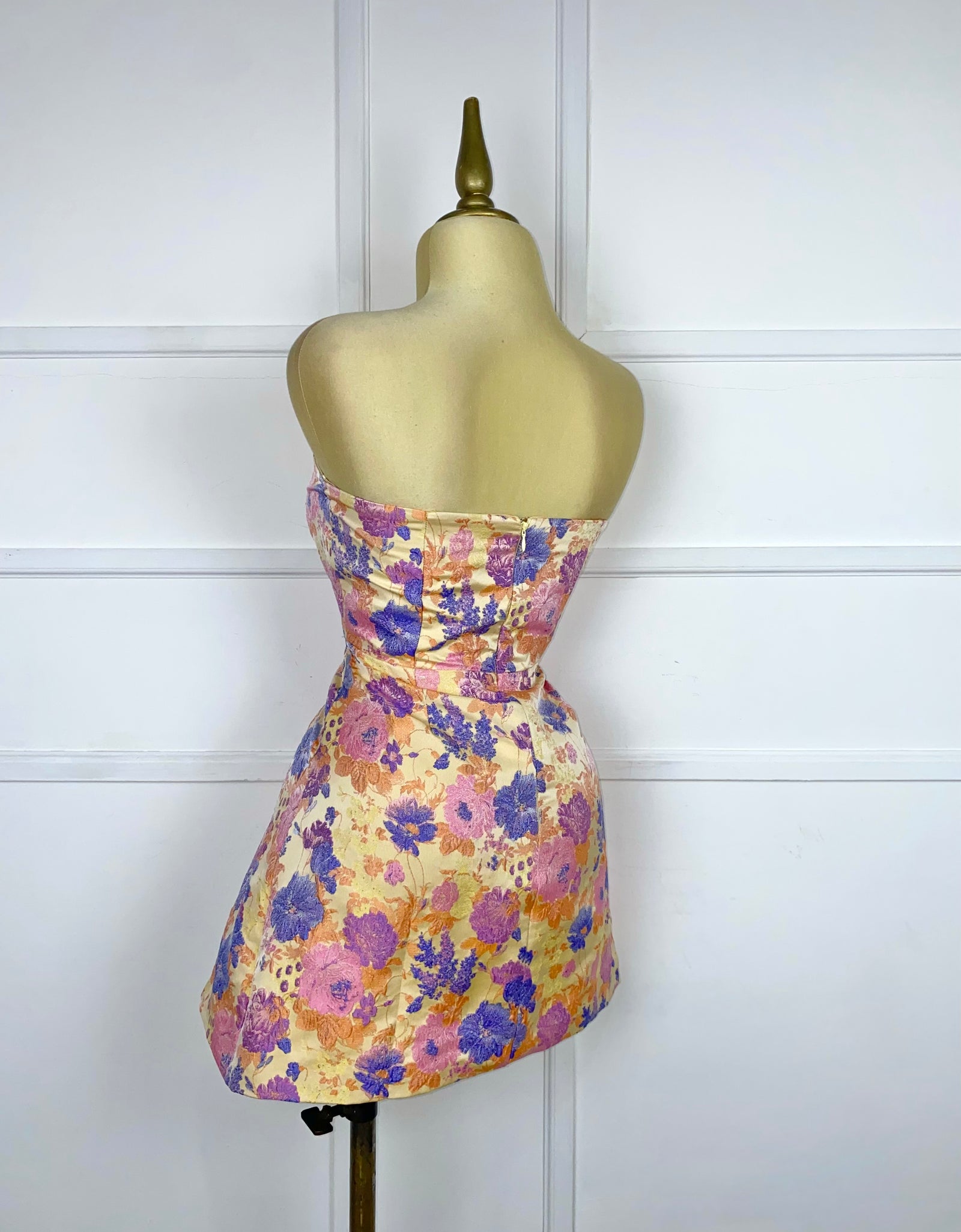 Vestido amarillo brocado flores lilas/rosas