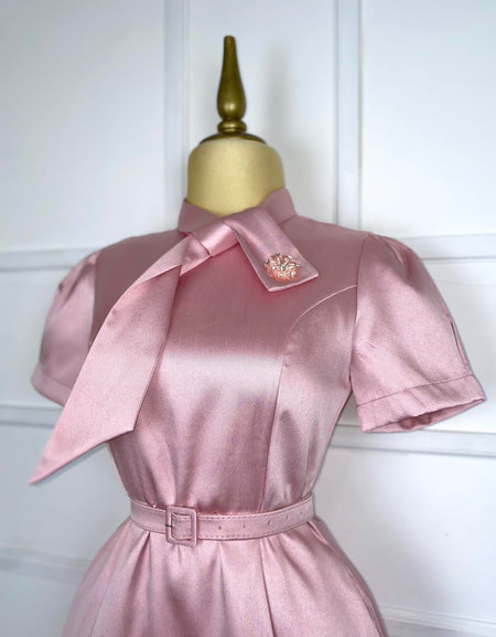 Vestido rosa midi satín con cinto