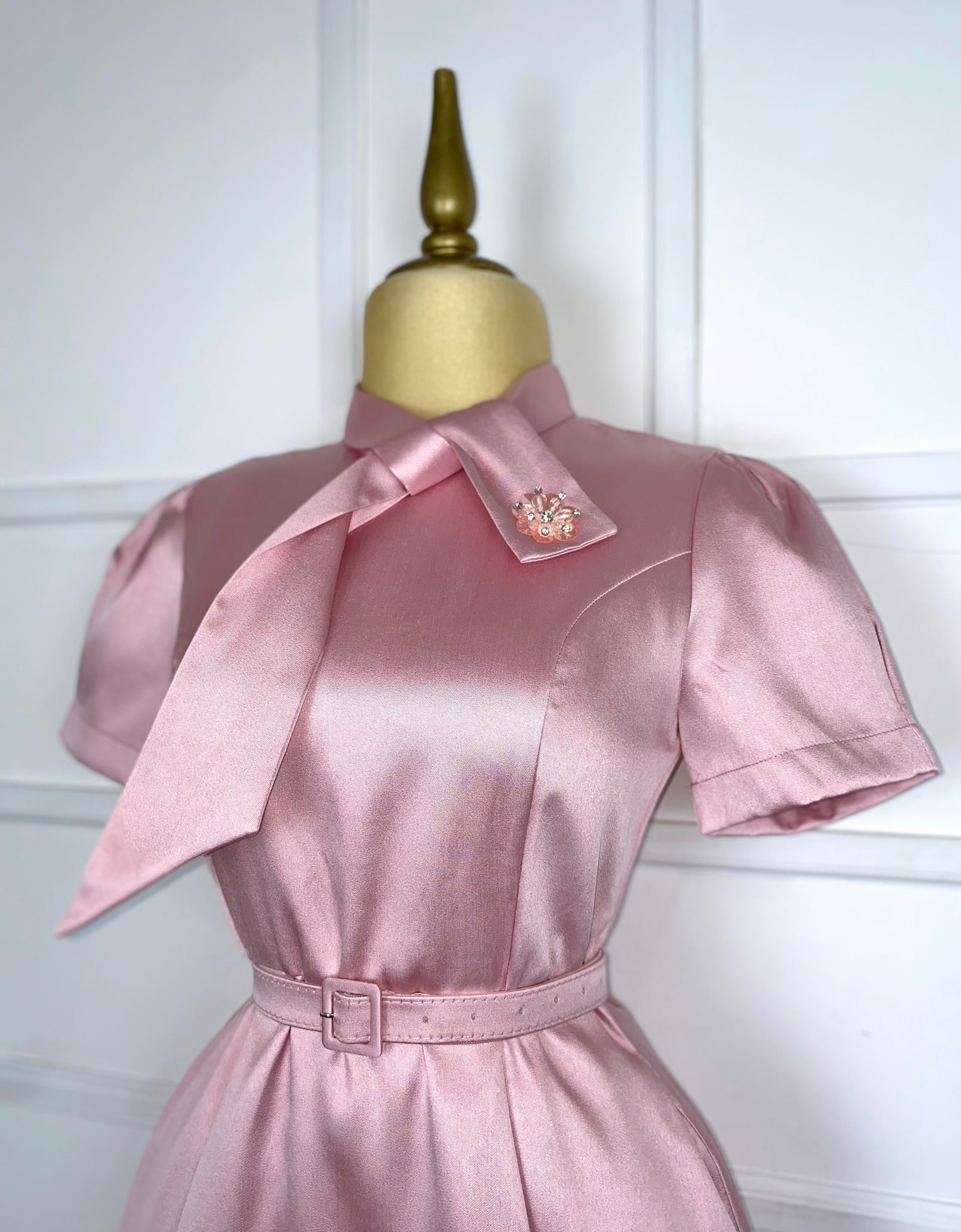 Vestido rosa midi satín con cinto