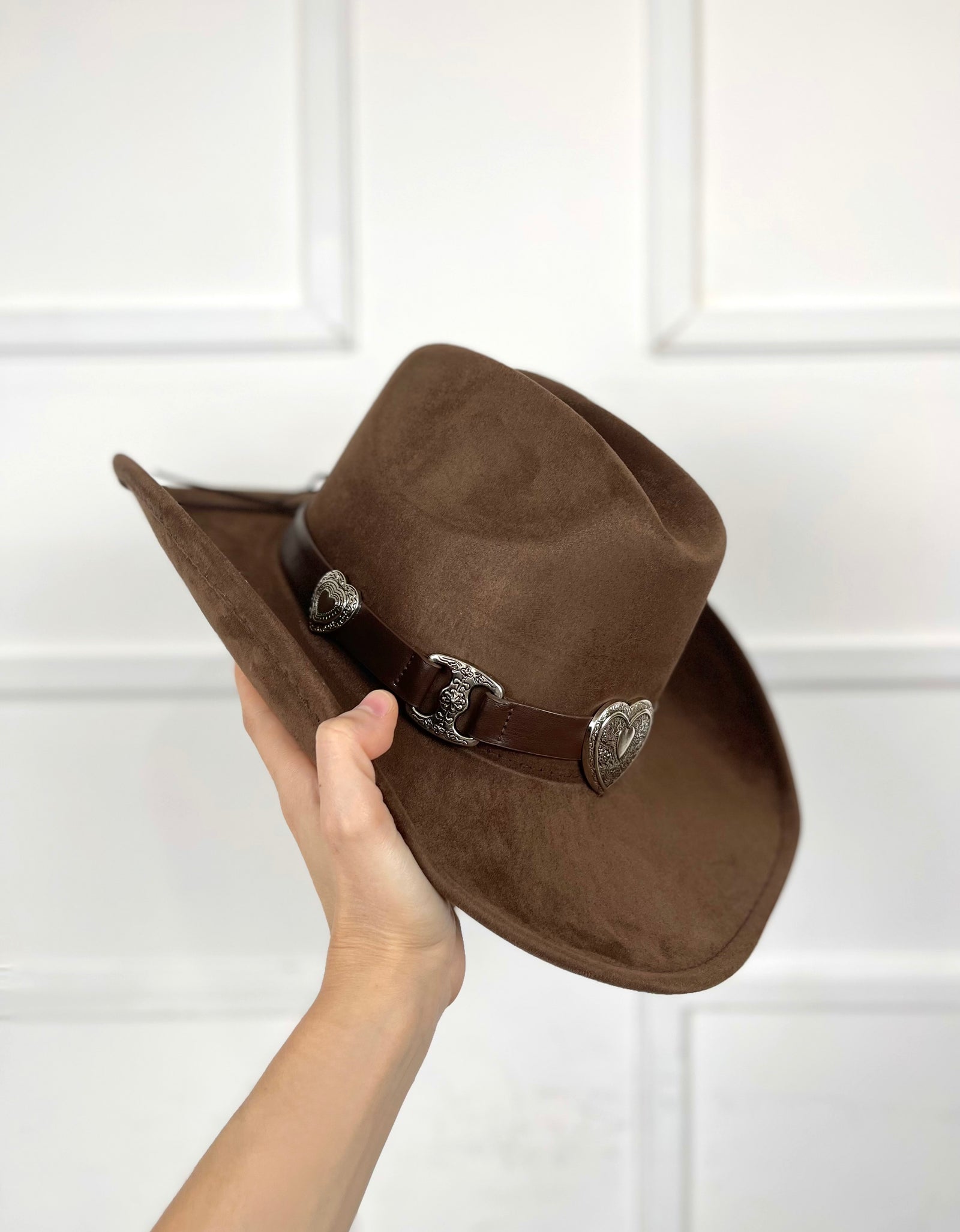 Sombrero café gamuza hebillas plata