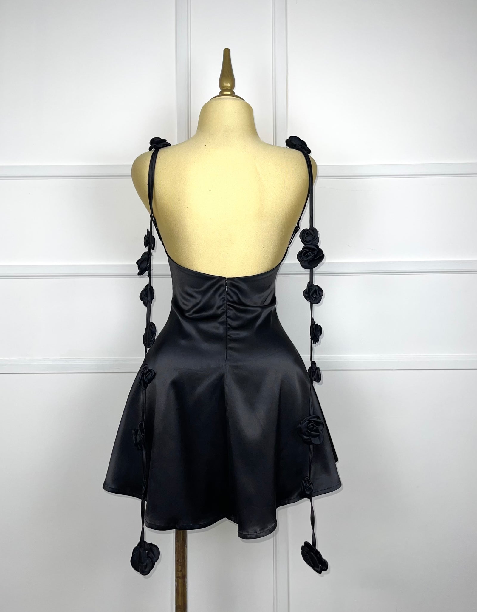 Vestido negro satín con flores