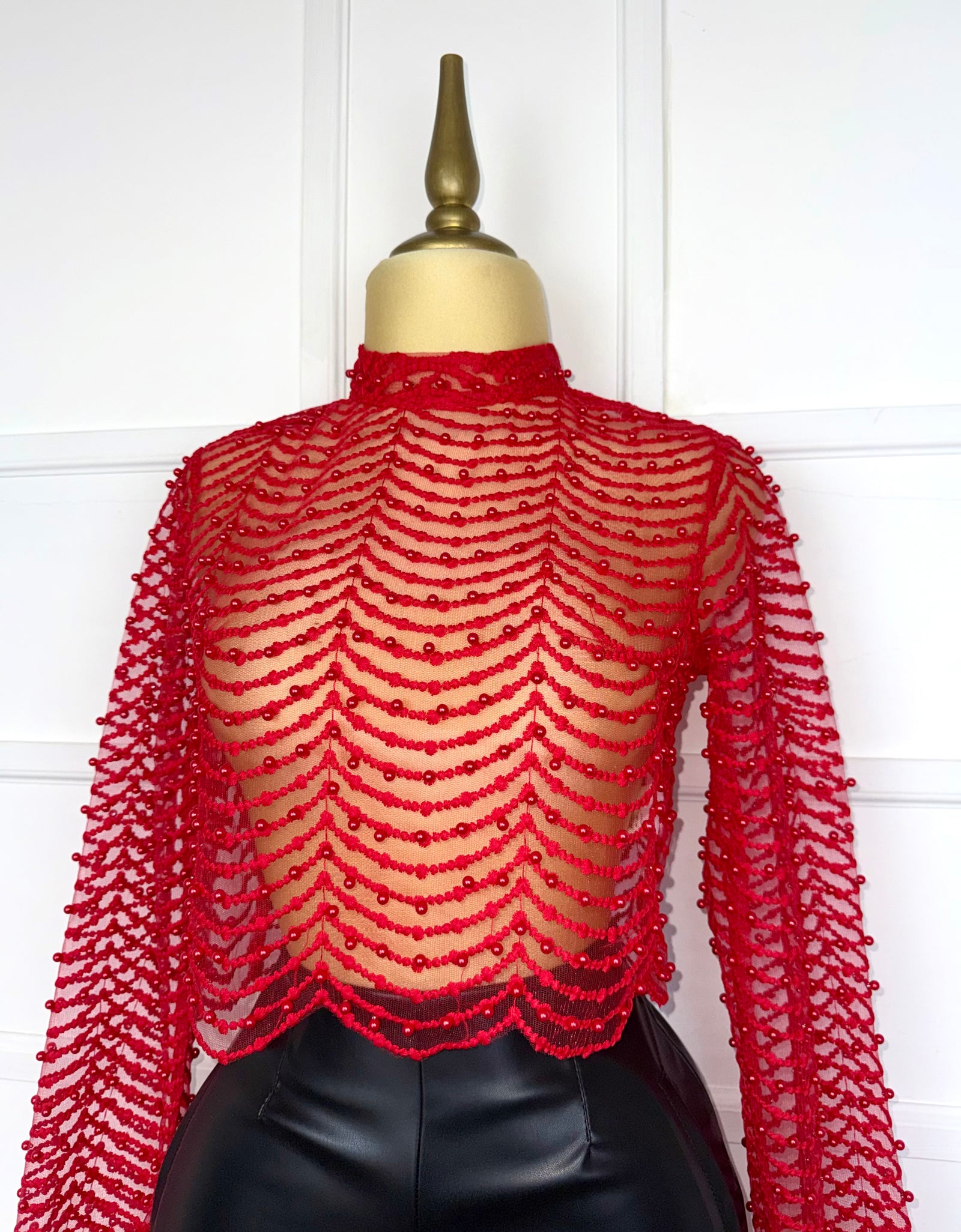 Blusa roja con perlas
