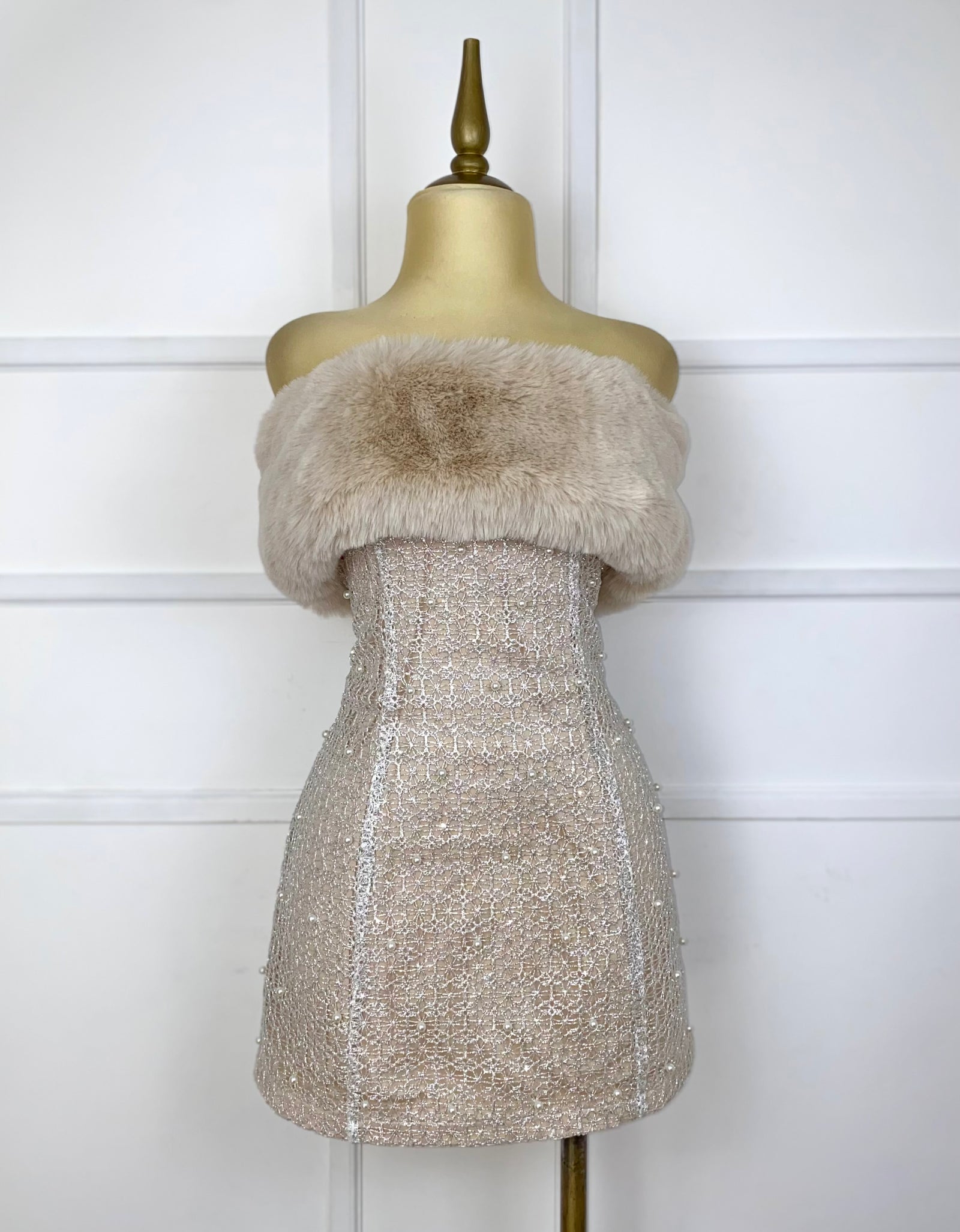 Vestido glitter con perlas y peluche