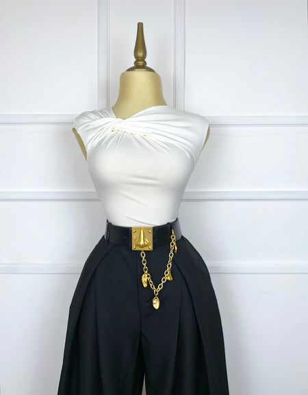 Pantalón negro con hebilla dorada