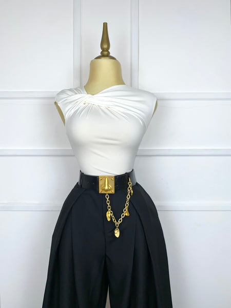 Pantalón negro con hebilla dorada