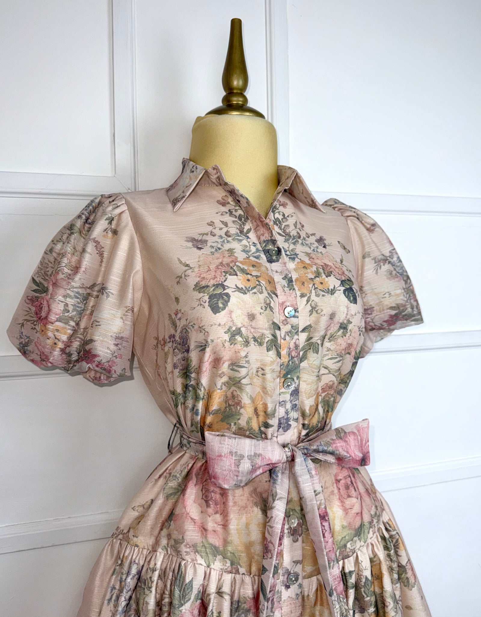 Vestido corto floreado con listón