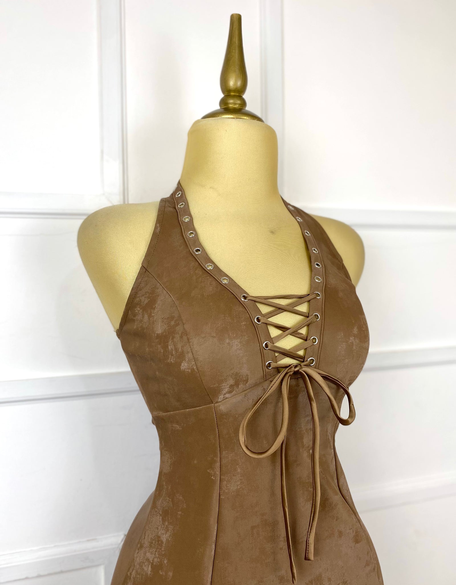 Vestido halter café vinipiel