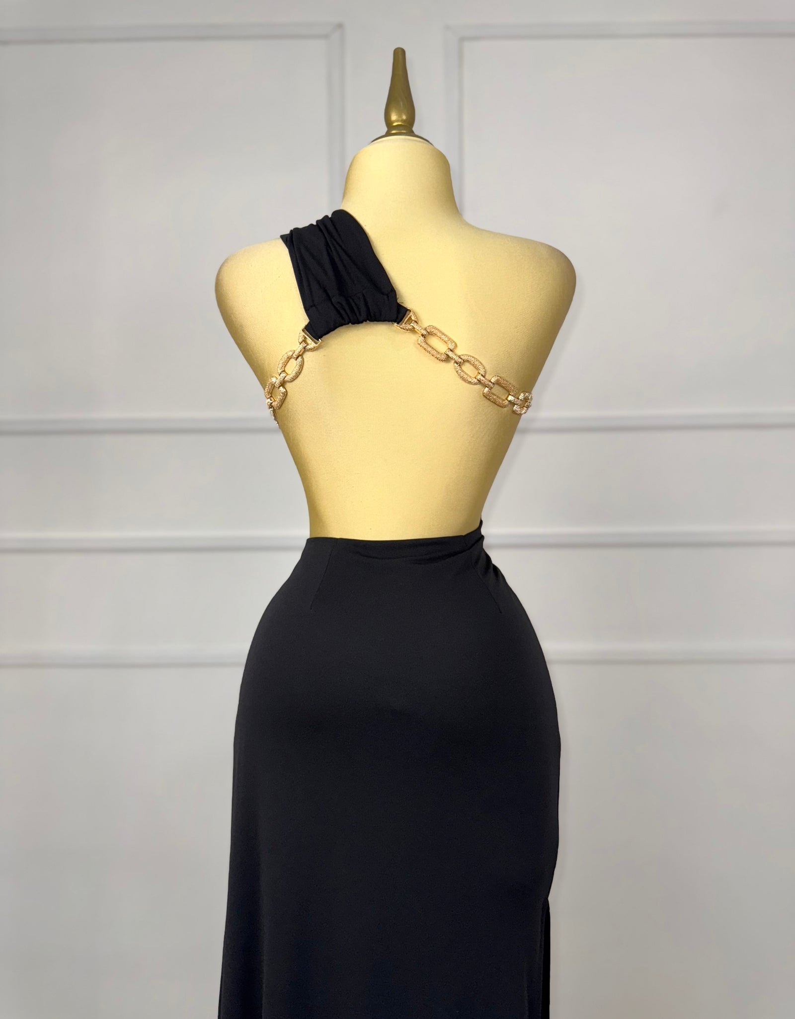 Vestido negro con cadena dorada