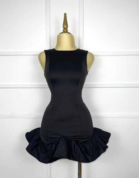 Vestido corto negro con olan