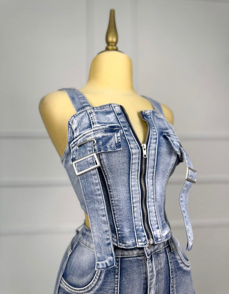 Top de mezclilla con hebillas