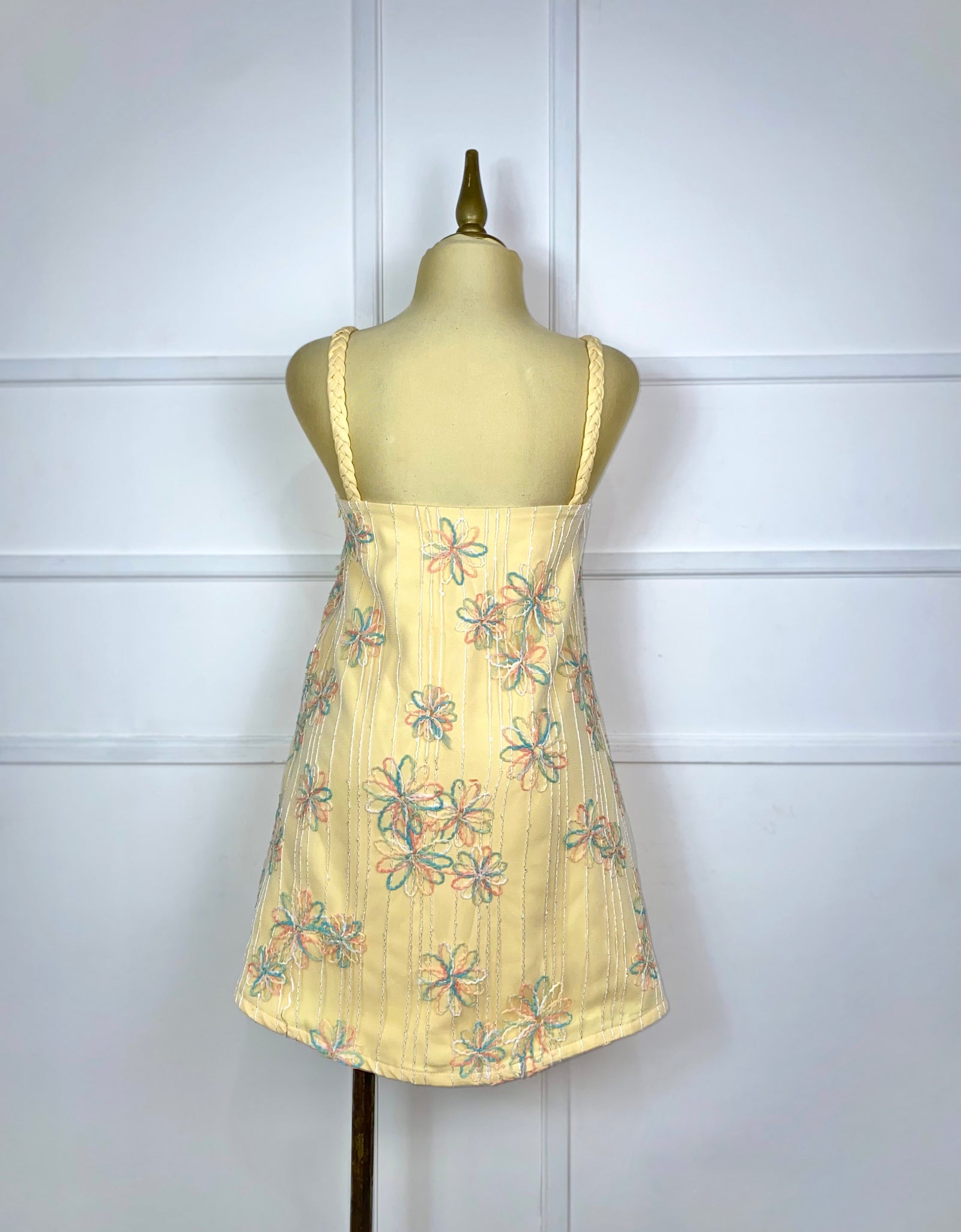 Vestido amarillo con flores multicolor