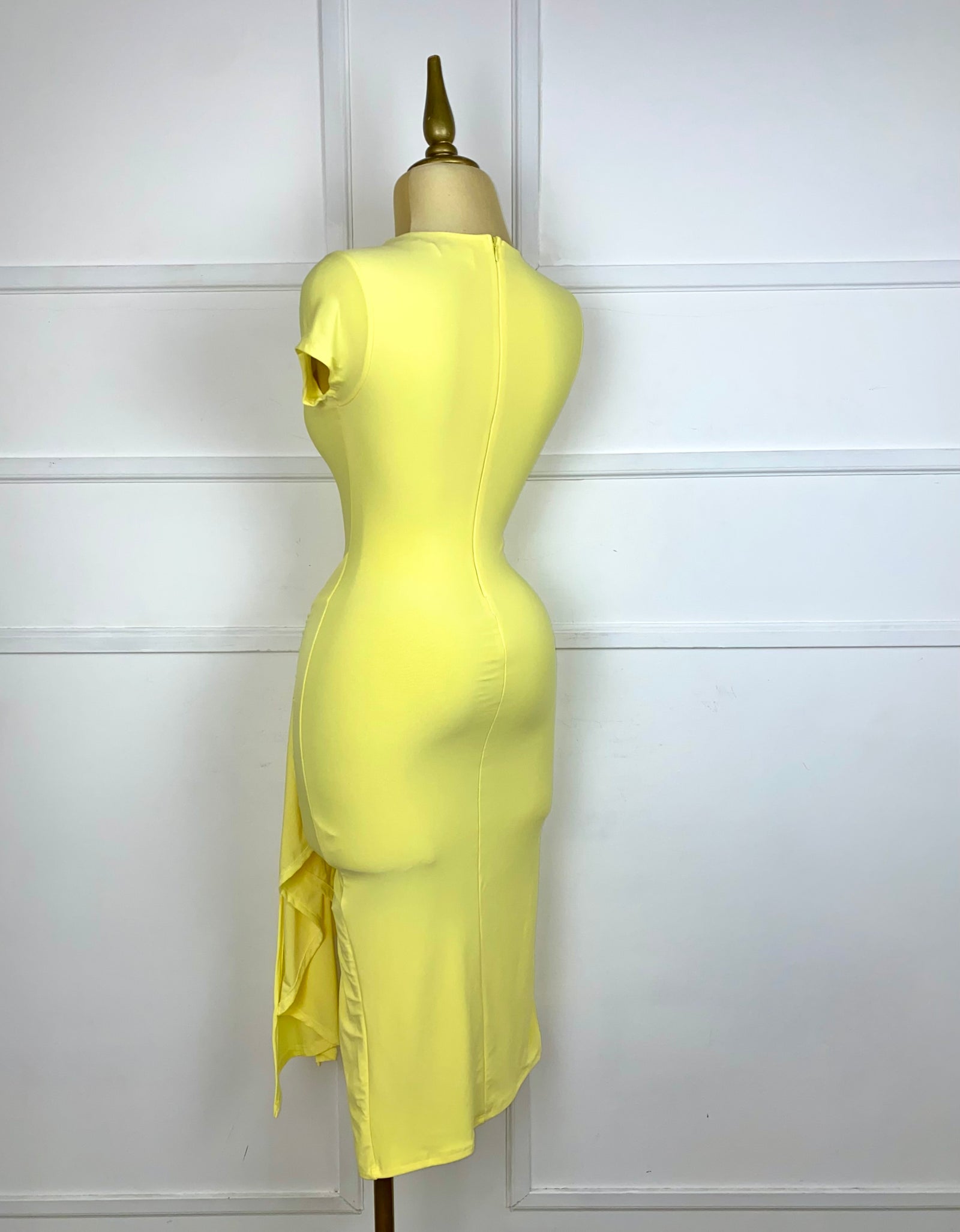 Vestido amarillo stretch con olán