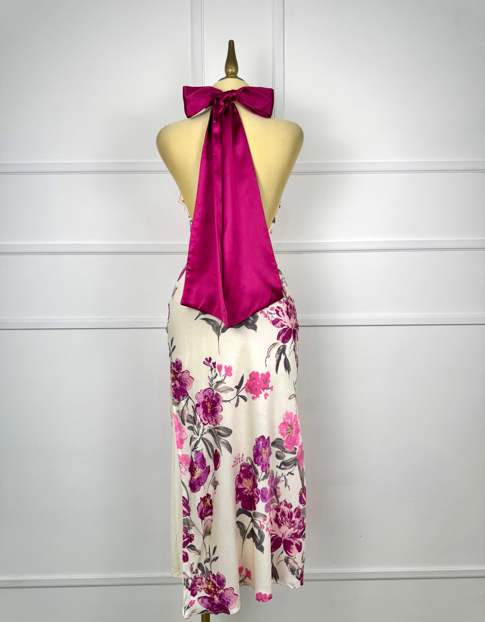 Vestido beige satinado con rosas/magenta