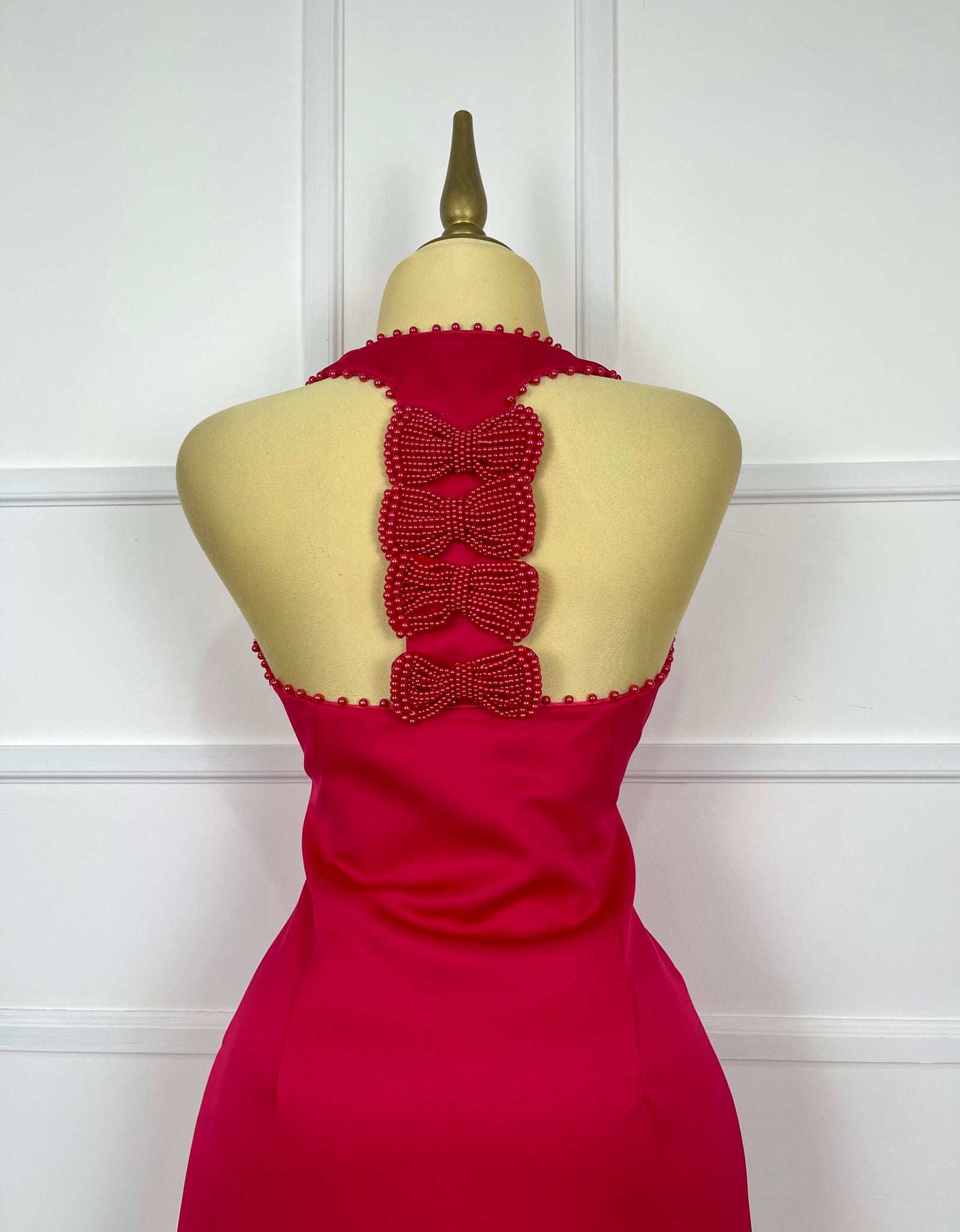 Vestido rojo cereza con perlas y moños