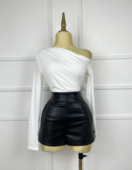 Blusa blanca asimétrica manga larga