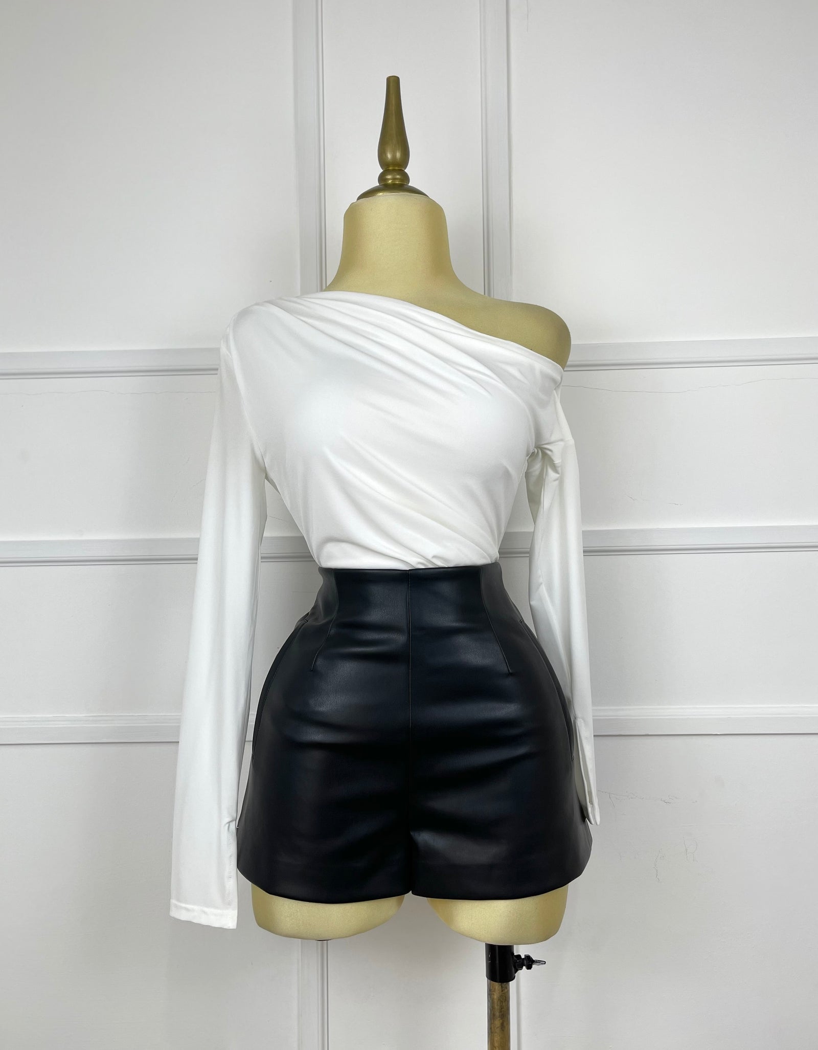 Blusa blanca asimétrica manga larga