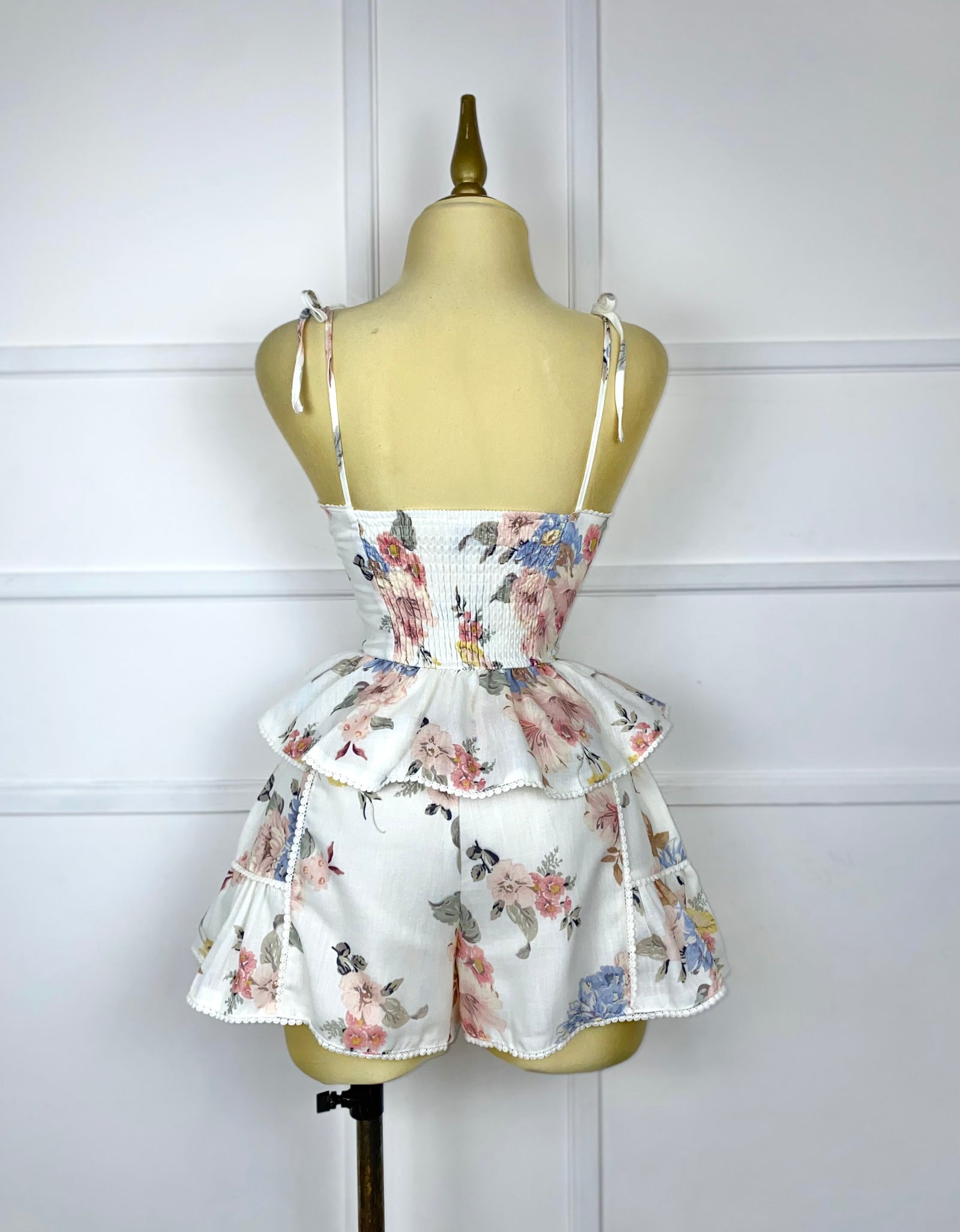 Set blanco con flores multicolor