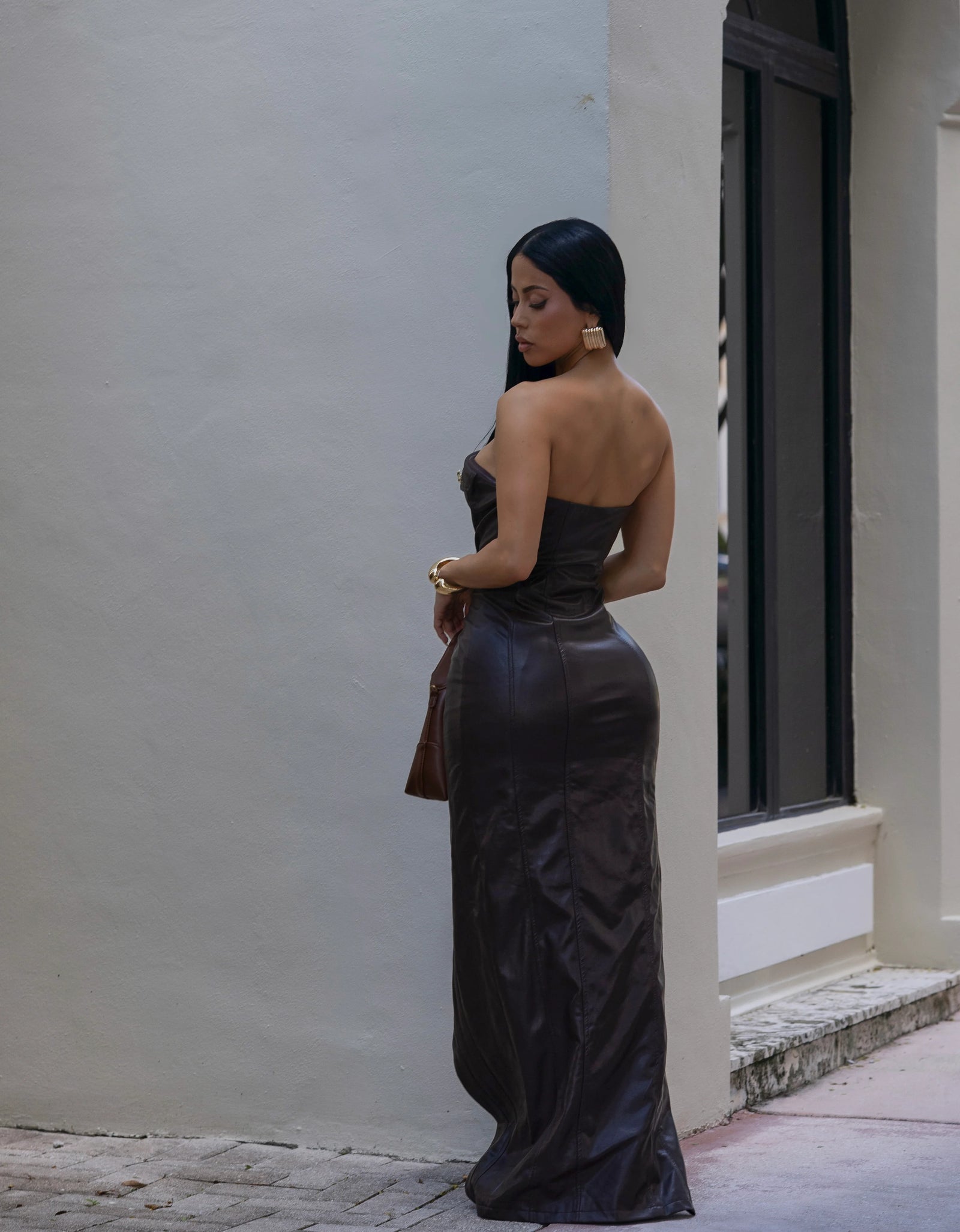 Vestido vinipiel strapless con botones dorados