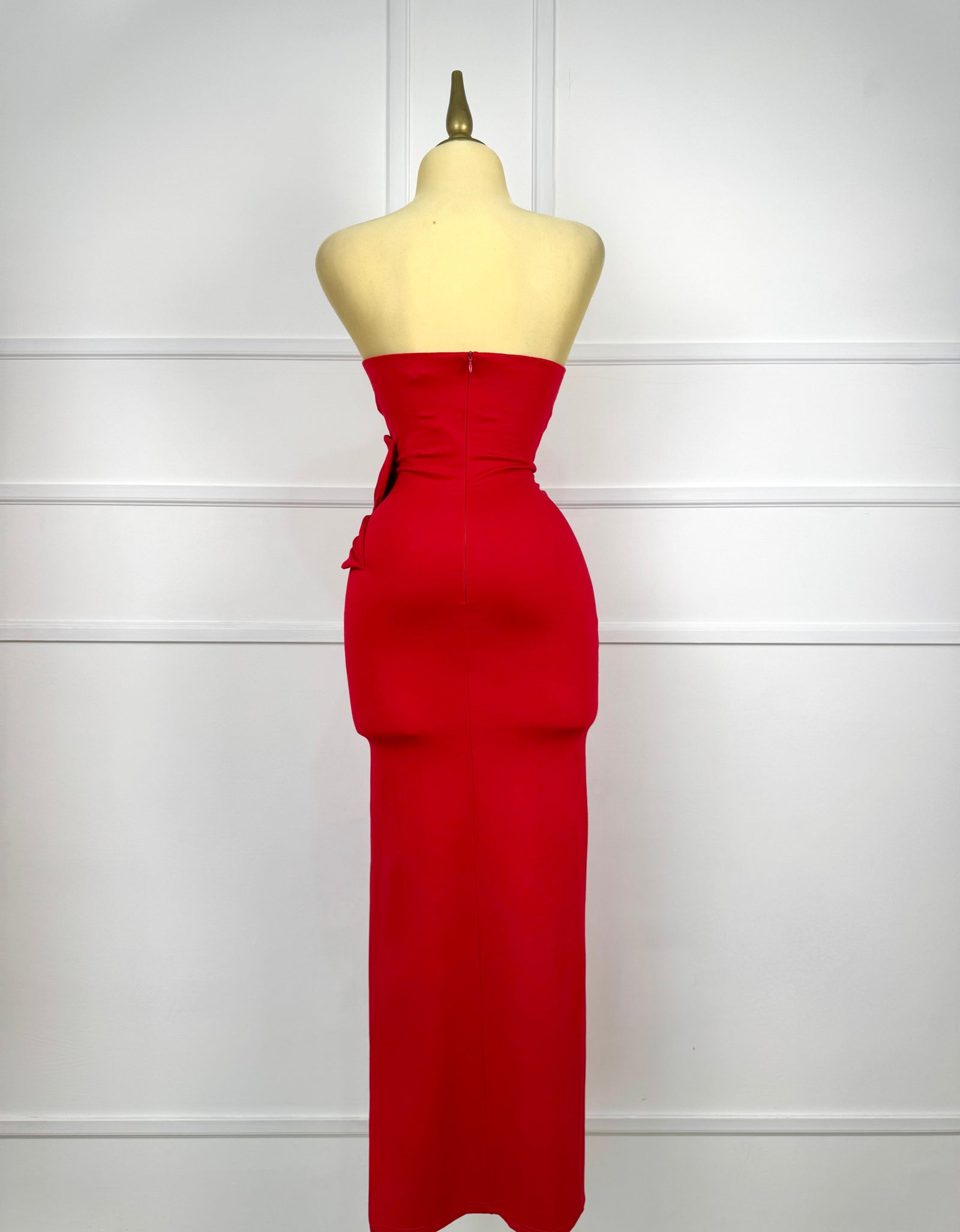 Vestido rojo strapless con flor