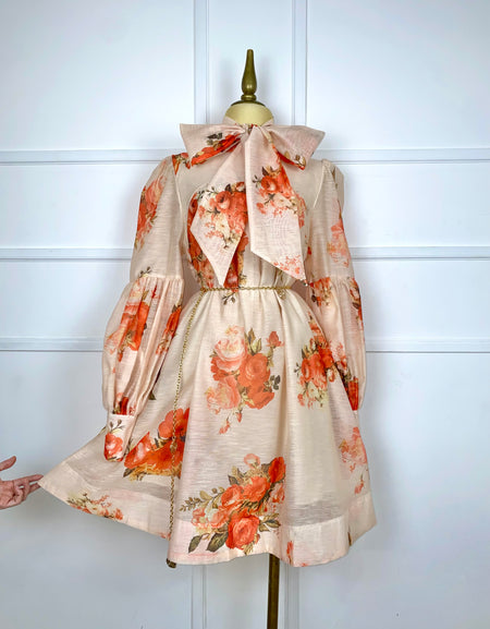 Vestido durazno flores naranjas con moño y cadena