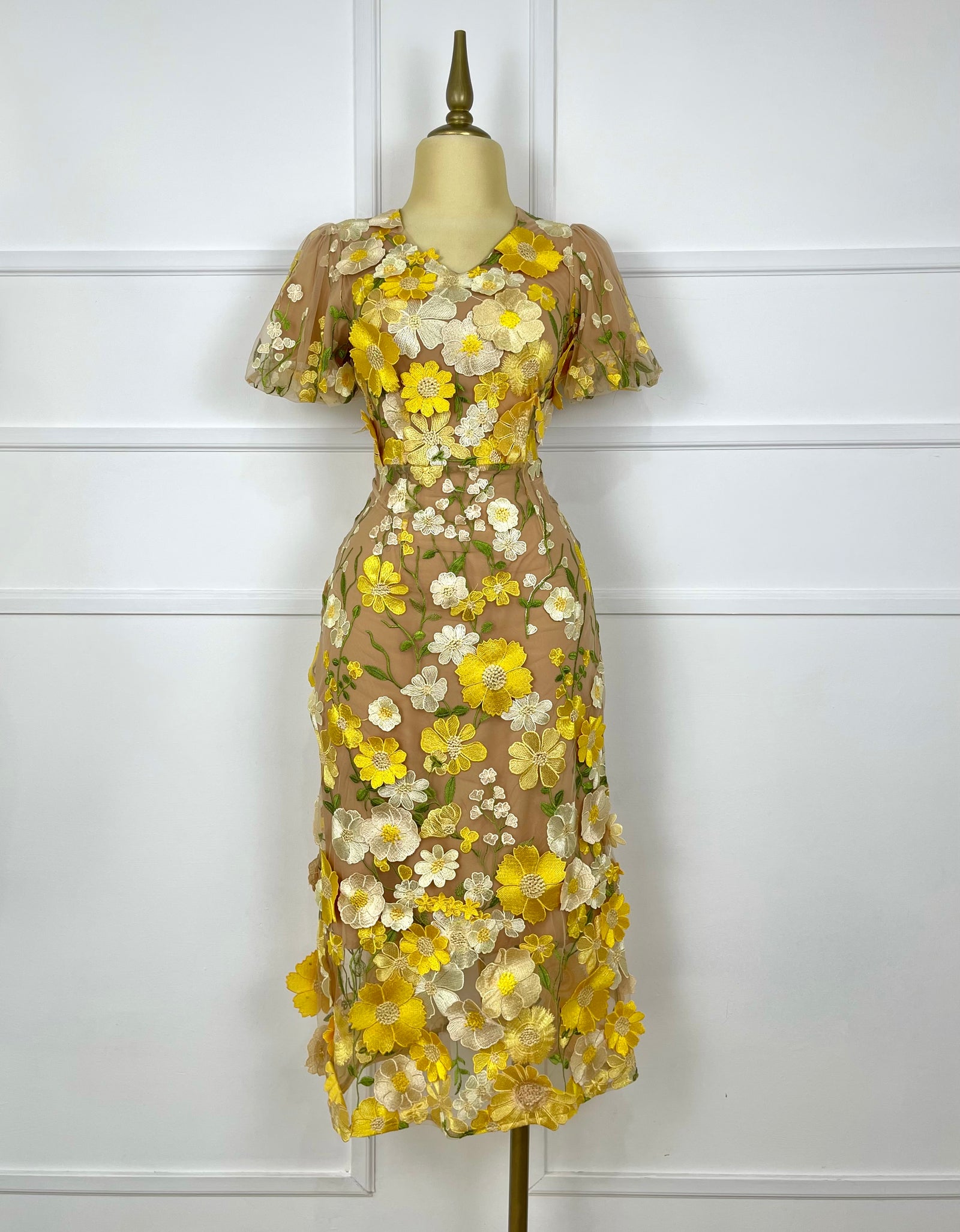 Vestido flores amarillas con fondo nude