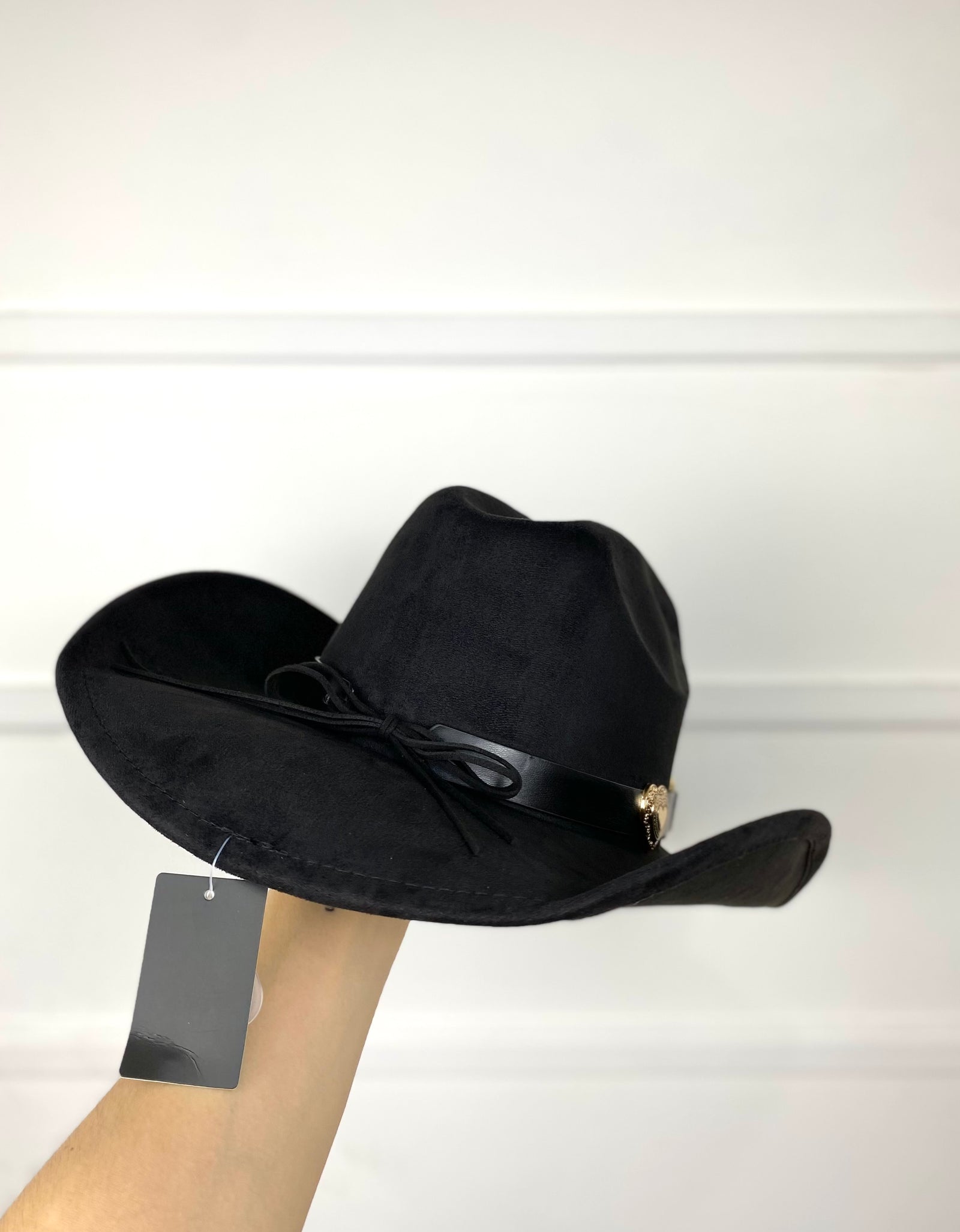 Sombrero negro gamuza con hebillas doradas de corazón