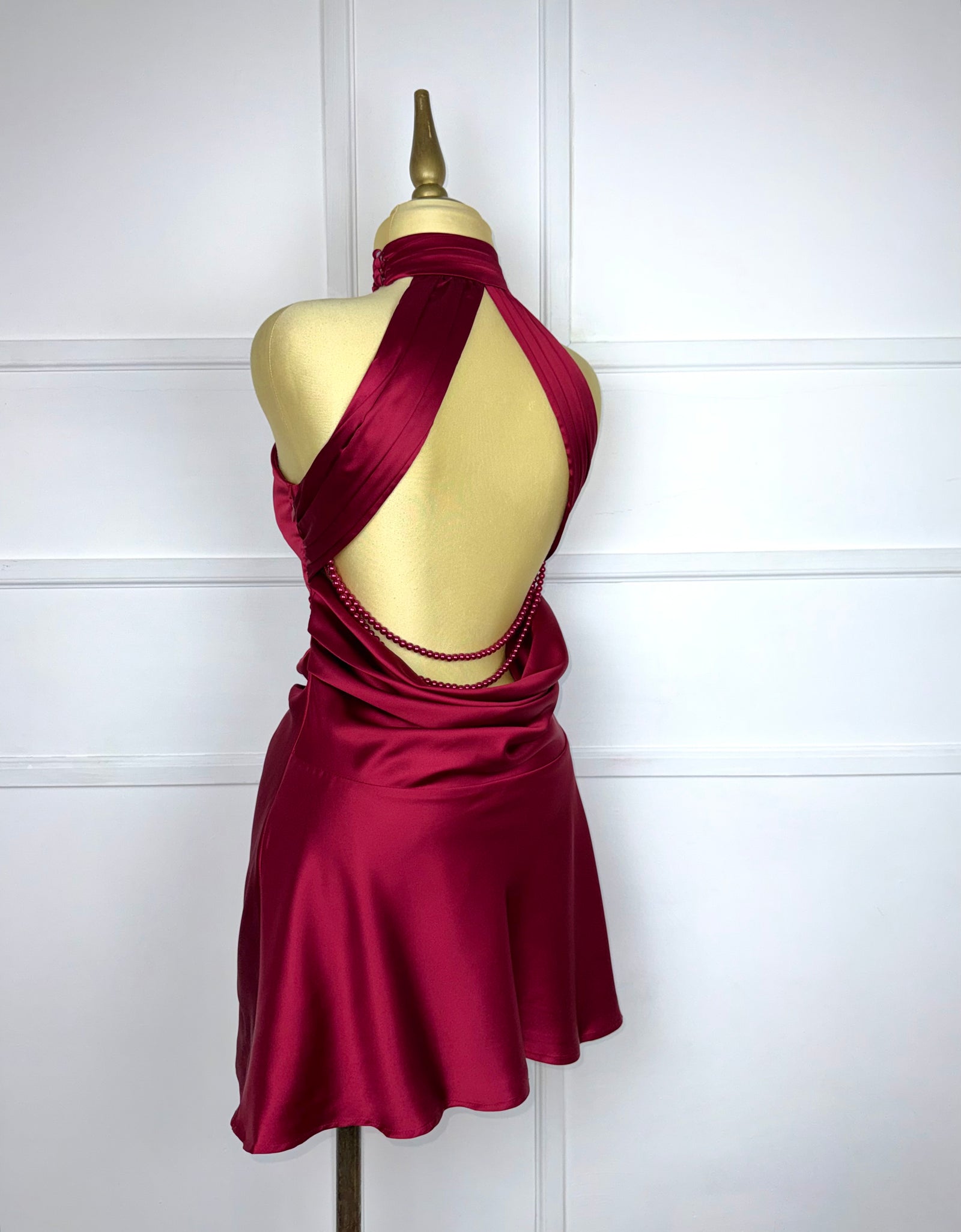 Vestido corto tinto con perlas