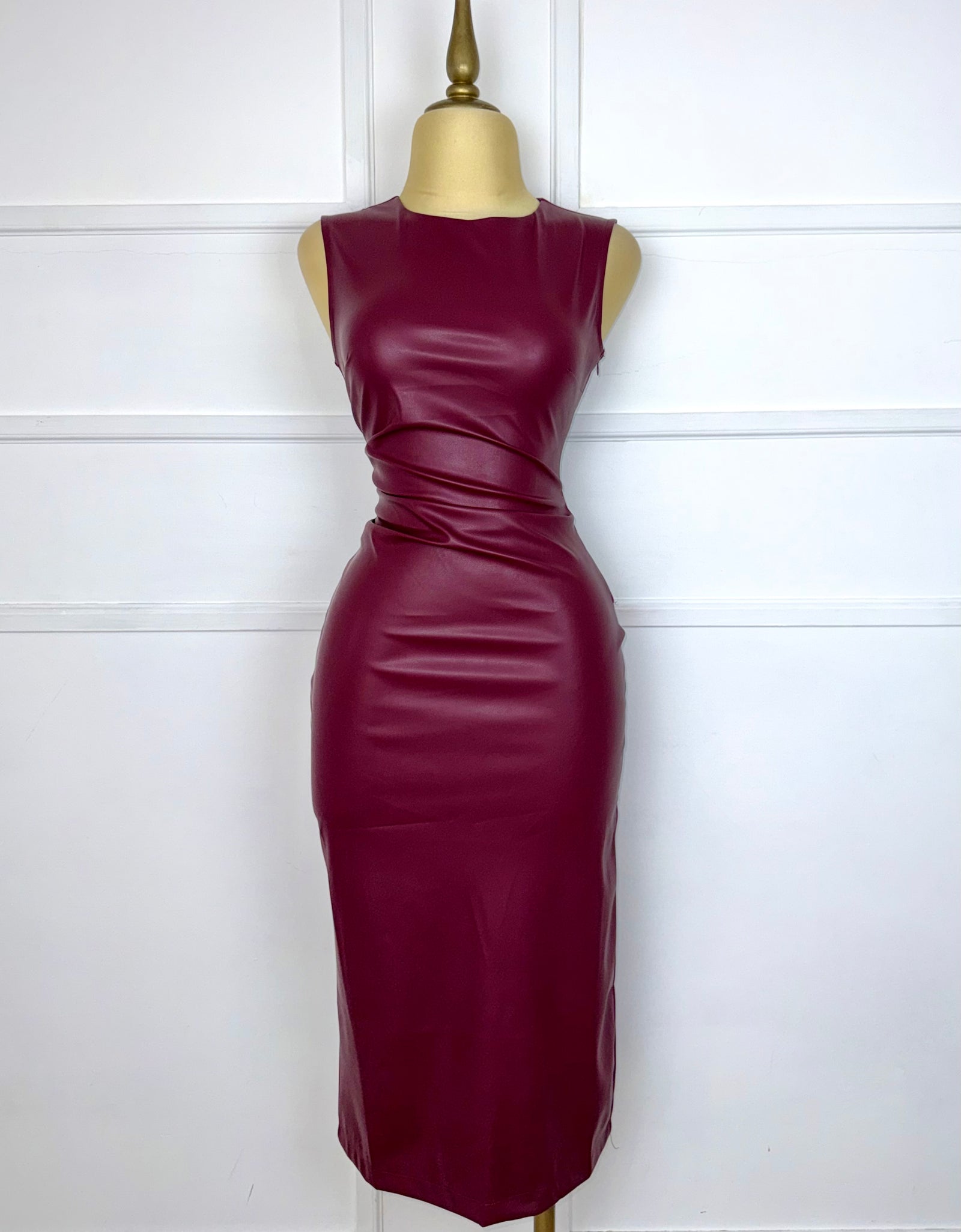 Vestido midi vinipiel con drapeado
