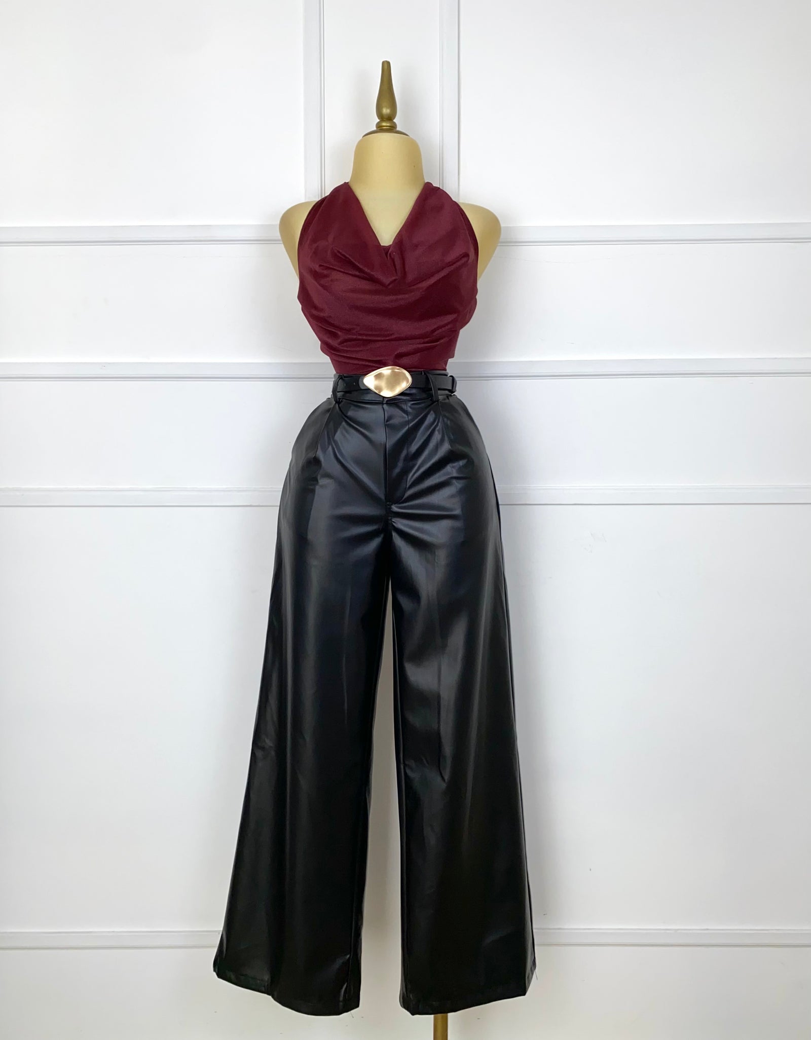 Pantalón negro vinipiel con cinto