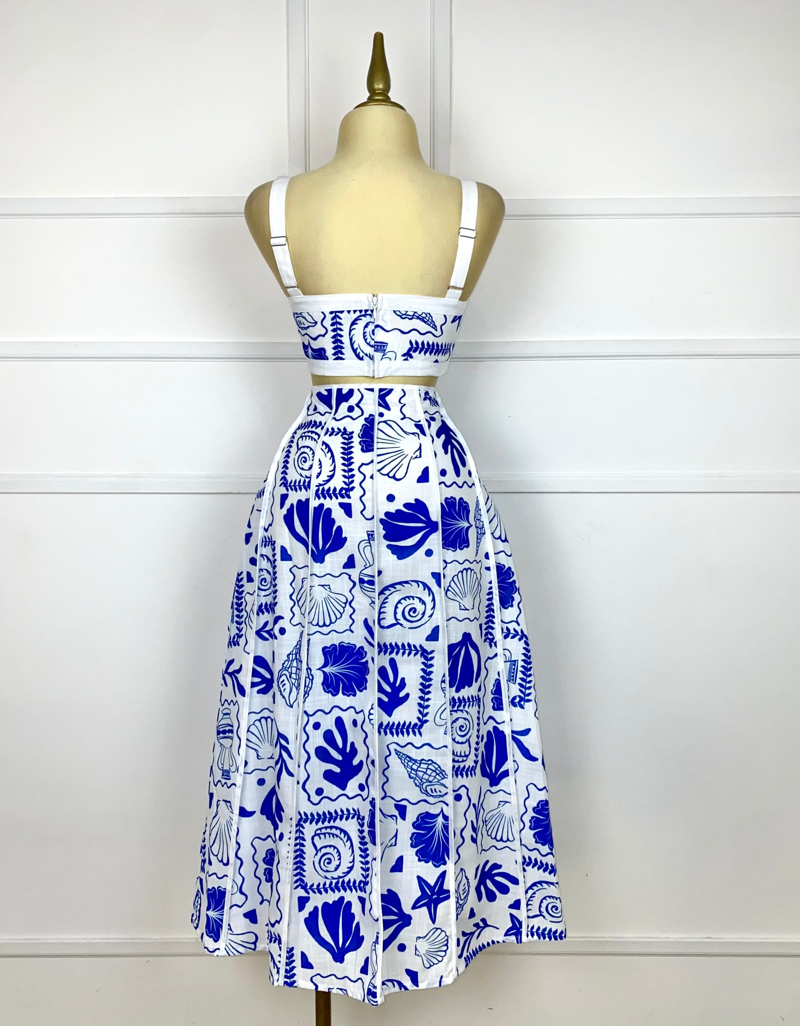 Set blanco con estampado azul de conchas