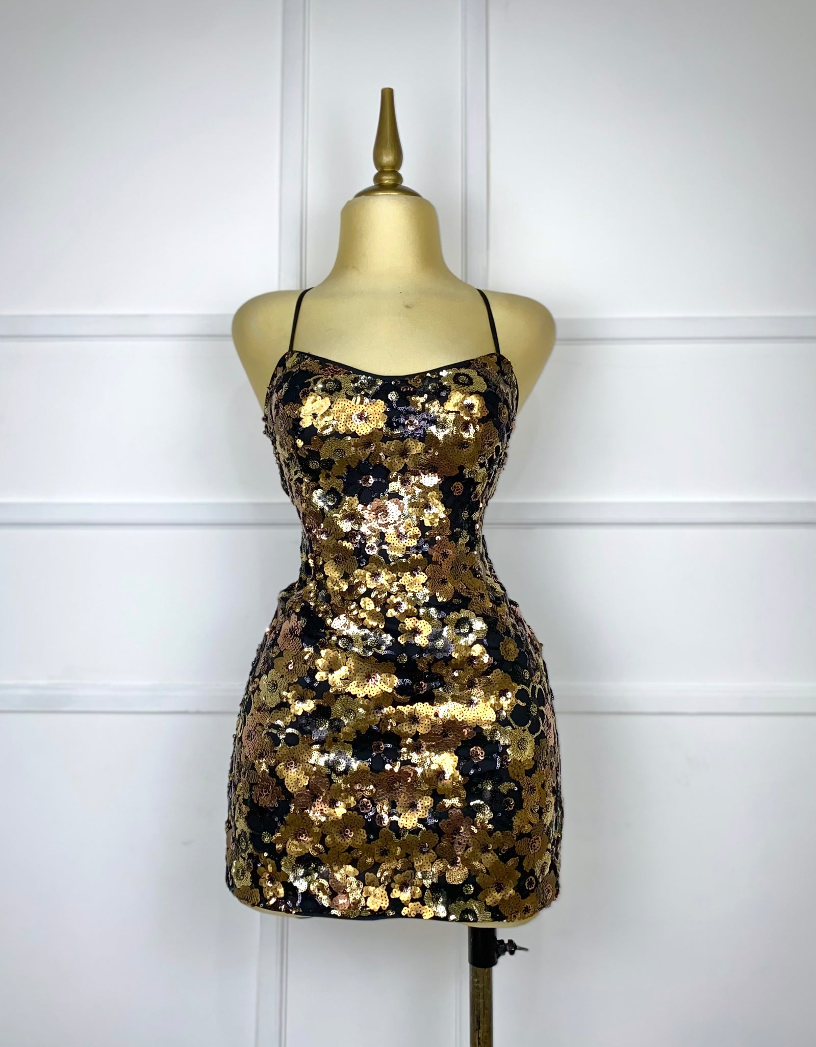 Vestido negro corto con lentejuelas doradas