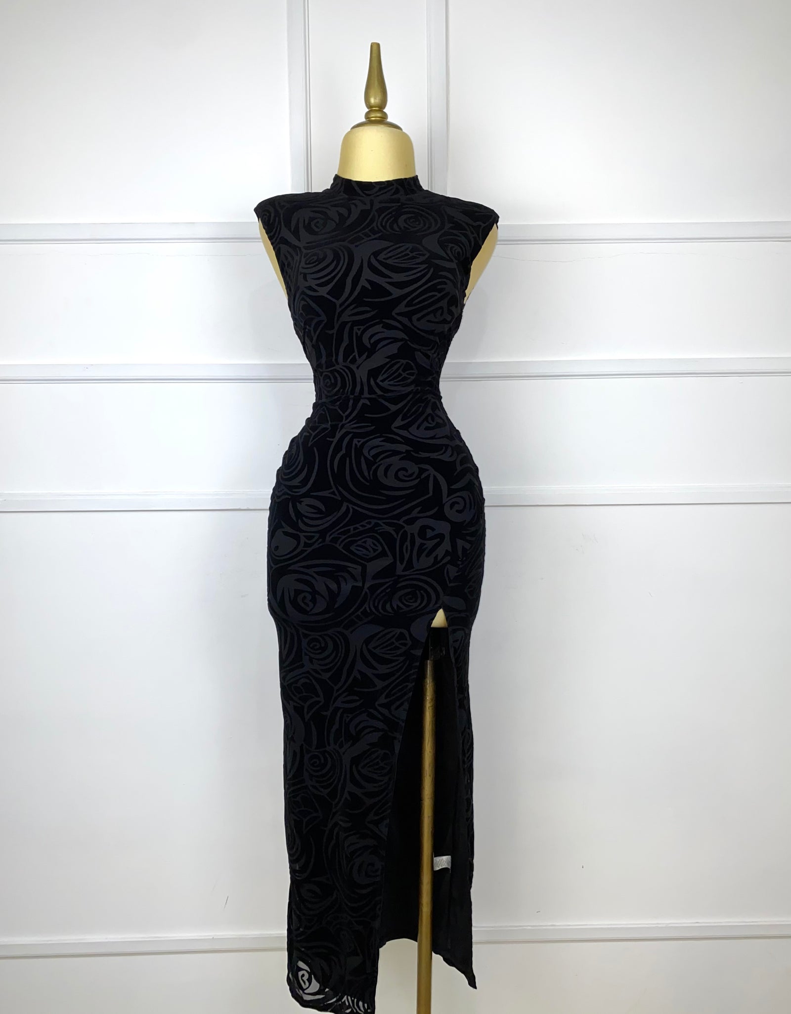 Vestido negro estampado terciopelo con abertura