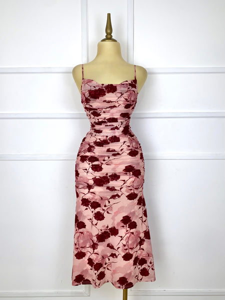 Vestido rosa drapeado con flores tintas