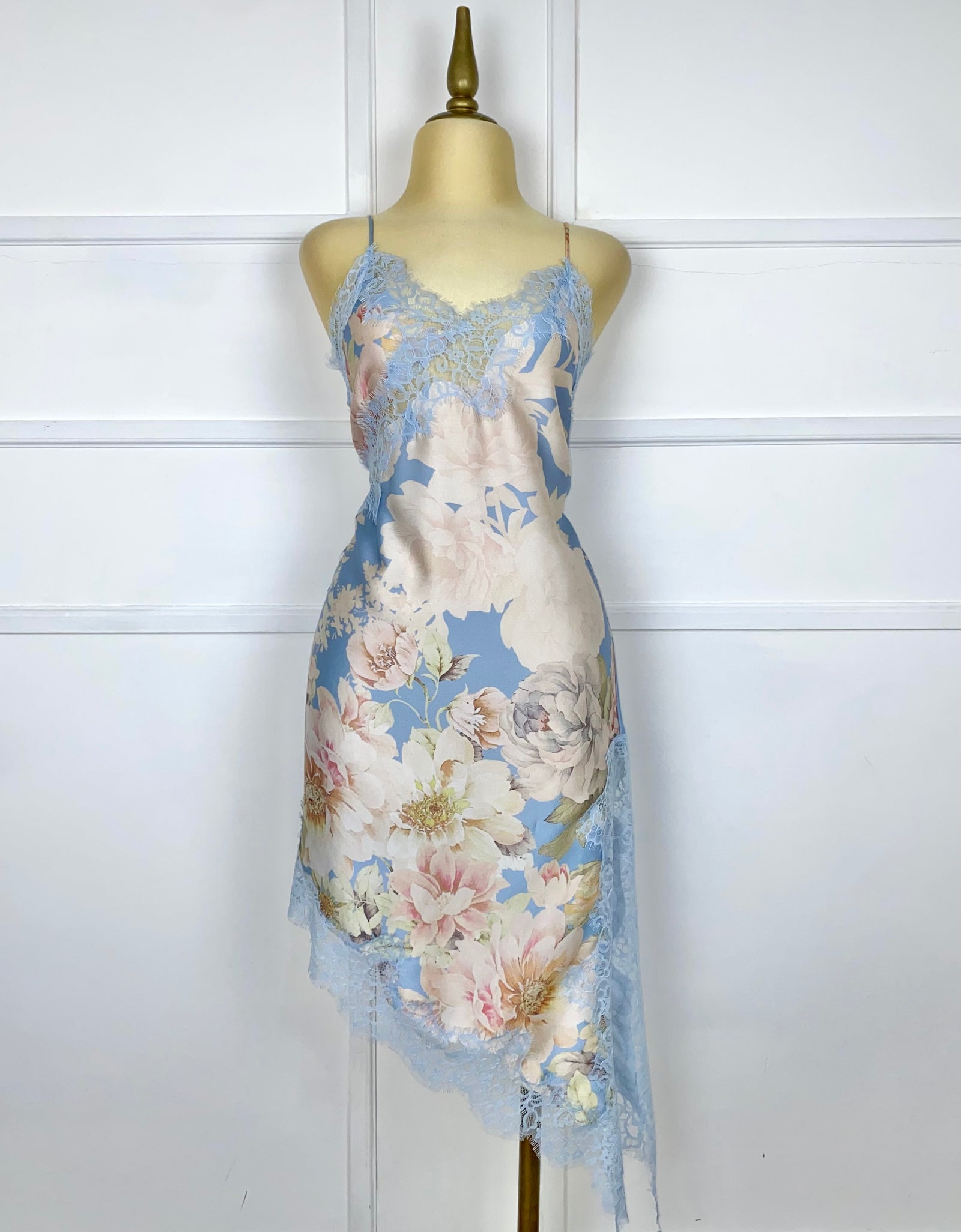 Vestido azul con flores y encaje