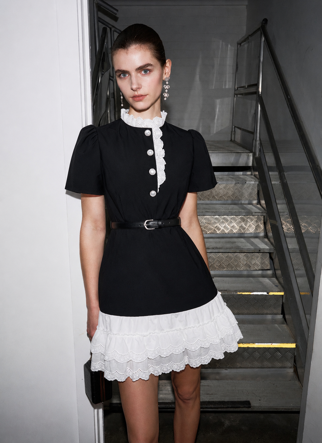 Vestido negro con aplicación guipur y cinto